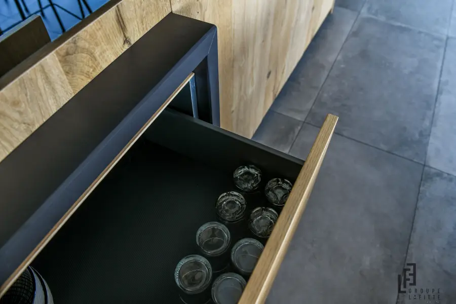 Cuisine bois & anthracite à Seignosse — L'atelier Contemporain × Cenza