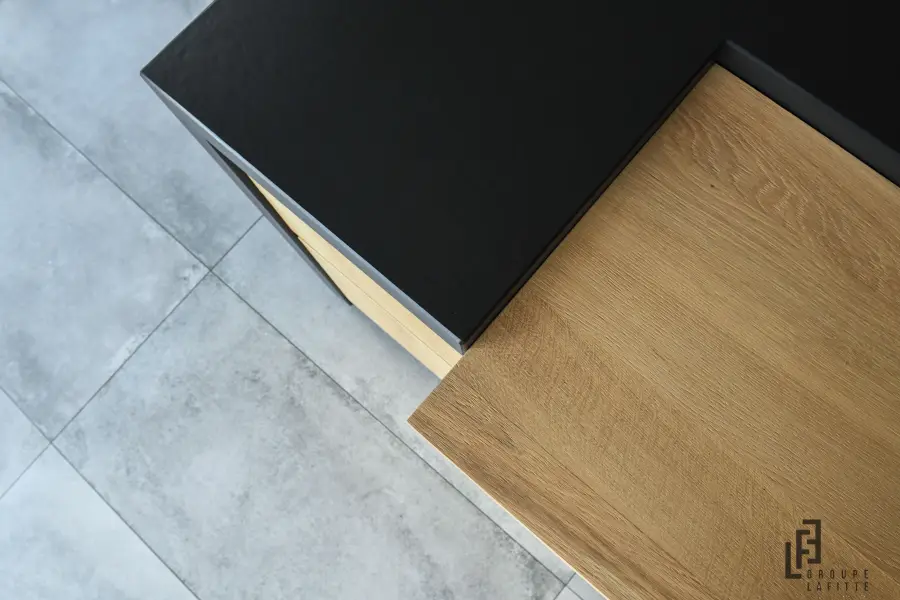 Cuisine bois & anthracite à Seignosse — L'atelier Contemporain × Cenza