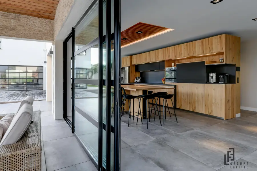 Cuisine bois & anthracite à Seignosse — L'atelier Contemporain × Cenza