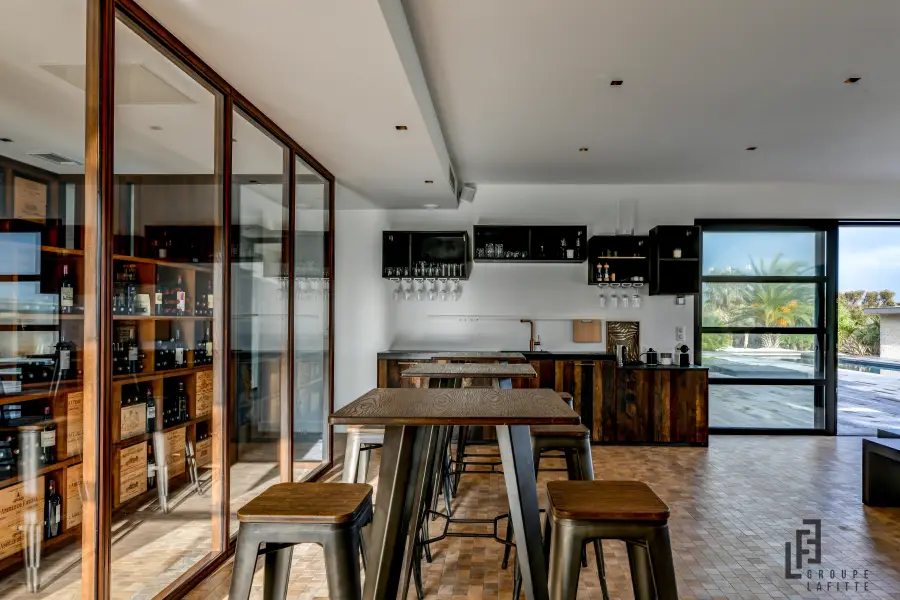 Cuisine chaleureuse bois & bleu à Seignosse — L'atelier Contemporain × Cenza