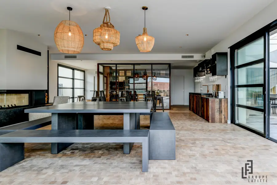 Cuisine chaleureuse bois & bleu à Seignosse — L'atelier Contemporain × Cenza
