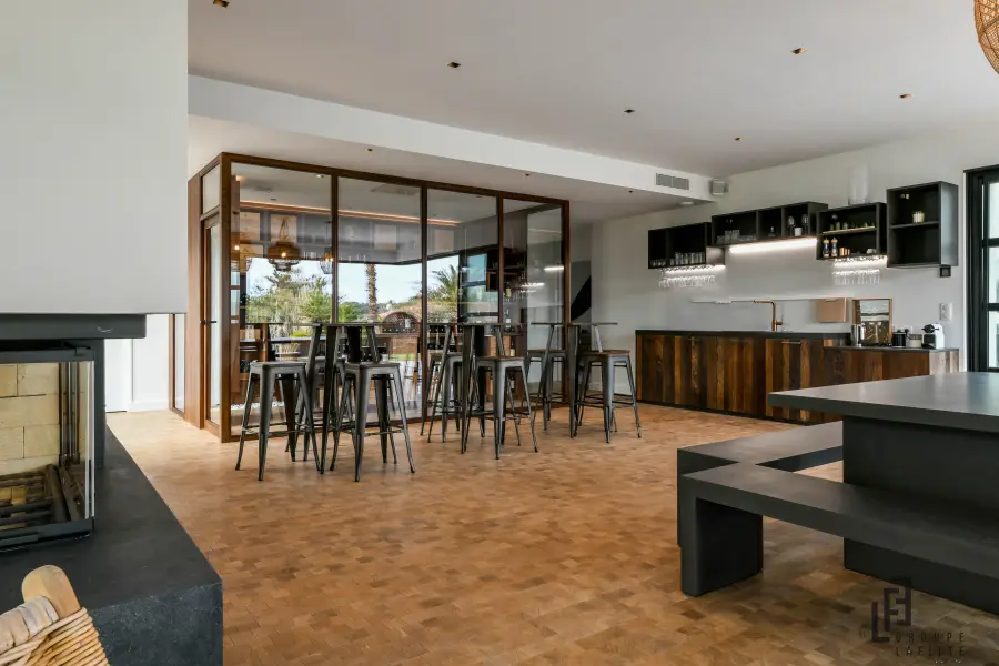 Cuisine chaleureuse bois & bleu à Seignosse — L'atelier Contemporain × Cenza