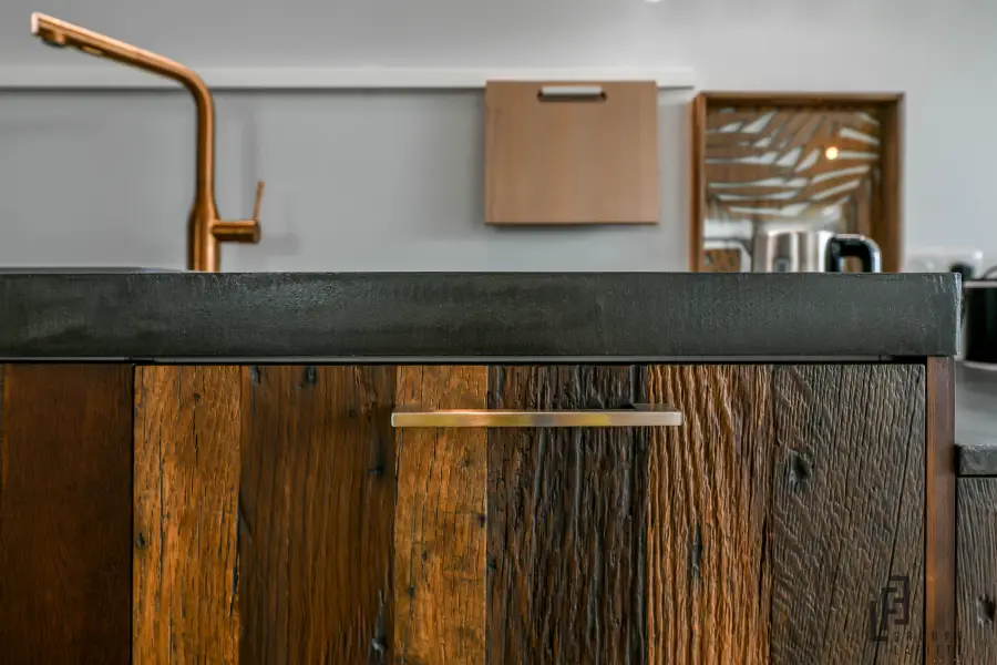 Cuisine chaleureuse bois & bleu à Seignosse — L'atelier Contemporain × Cenza