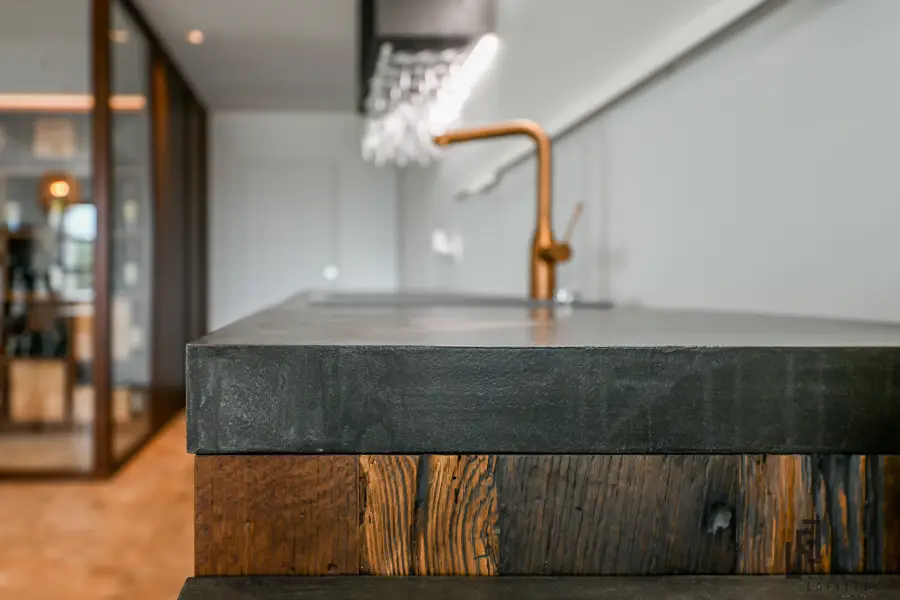 Cuisine chaleureuse bois & bleu à Seignosse — L'atelier Contemporain × Cenza