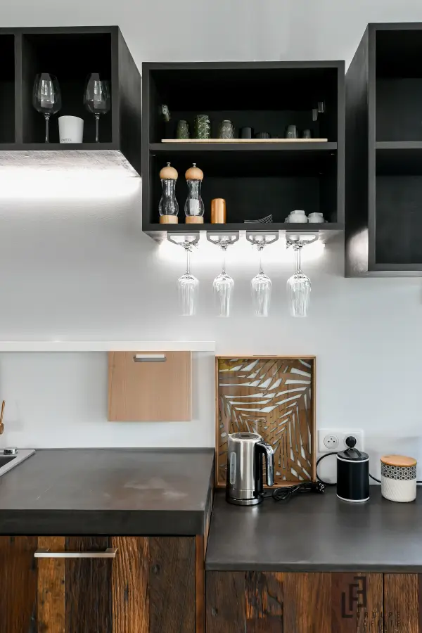 Cuisine chaleureuse bois & bleu à Seignosse — L'atelier Contemporain × Cenza