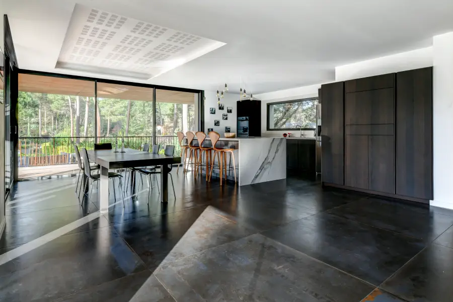 Cuisine noire & bois à Seignosse — L'atelier Contemporain × Cenza