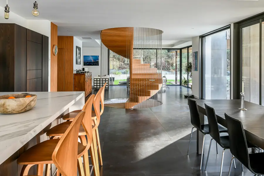Cuisine noire & bois à Seignosse — L'atelier Contemporain × Cenza