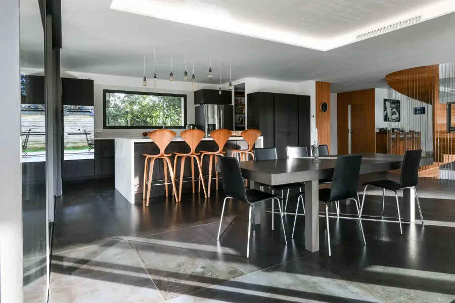 Cuisine noire & bois à Seignosse — L'atelier Contemporain × Cenza