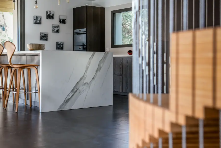 Cuisine noire & bois à Seignosse — L'atelier Contemporain × Cenza
